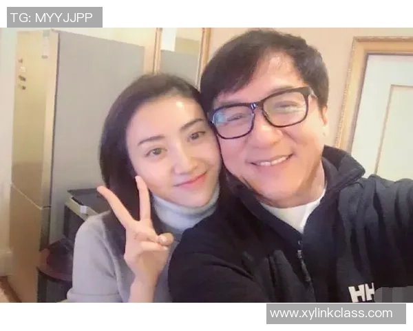 潘晓婷与足球明星亲密合影展现运动精神与友谊的美好瞬间